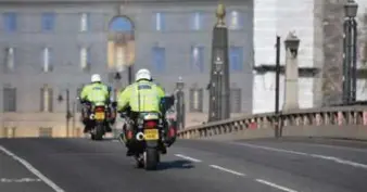  ?? © AFP © afp ?? Agenten op een verlaten ogende brug in centraal Londen.
Reizigers op de Londense metro gisterocht­end. Velen zijn verplicht te gaan werken.