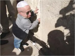  ?? (Western Wall Heritage Foundation) ?? VERNE TROYER visits the Kotel in Jerusalem’s Old City in 2011.