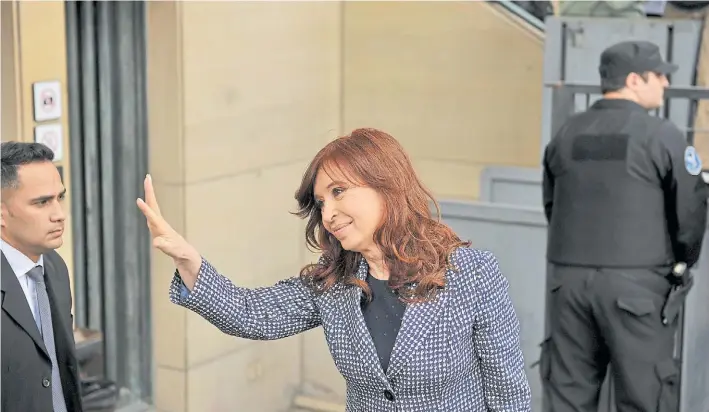  ?? MAXI FAILLA ?? Tiempo de descuento. La ex presidenta Cristina Kirchner, durante una de sus reiteradas visitas a los tribunales federales para ser indagada en causas por corrupción.