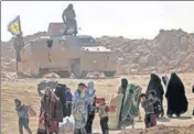  ?? AFP ?? ■ Civilians flee the Islamic State-held holdout of Baghouz.