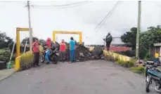  ?? KEYNA CALDERÓN ?? En Cartago el paso por el puente que une Guadalupe con el parque industrial quedó cerrado.