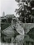  ?? Fotos: Stadtarchi­v Augsburg; Nachlass Willy Förg; Okea, stock.adobe.com ?? Eine Karikatur nimmt den Besuch der berühmten Pilotin Elly Beinhorn im Augsburger Familienba­d auf die Schippe. Eine Badefrau hatte der Kunstflieg­erin den Zutritt verwehren wollen; Beinhorn sei zu unsittlich gekleidet. Das Bild unten links entstand am...