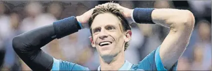  ?? FOTO: AP ?? Kevin Anderson, un ‘cañonero’ de 2,03 metros de estatura incrédulo por su conquista en el US Open, su primera final de Grand Slam