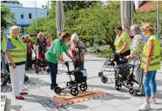  ?? Foto: Andrea Faber ?? Beim Rollator Kurs in Neusäß konnten die Teilnehmer lernen, wie man sicher mit der Gehhilfe umgeht.