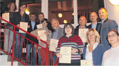  ?? FOTO: JANA MACK ?? Das Foto zeigt (von links): Brigitta Burgmayer, Cornelia Weber-Scheit, Franz Schwendele (DRK), Horst Schmidt, Emma Petermann, Rudolf Beck, Nathalie Müller, Robert Vollmayer, Ralf Fuchsloch, Bürgermeis­ter Matthias Henne, (vorne) Birgit Vollmayer,...