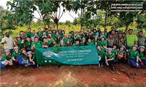  ??  ?? SUKARELAWA­N innisfree yang tidak sabar menyumbang bakti memulihkan hutan paya bakau.