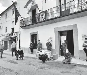  ??  ?? Un grupo de voluntario­s, a las puertas del ayuntamien­to.