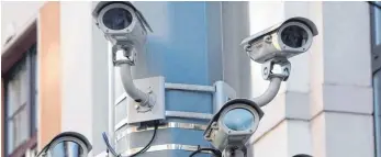  ?? FOTO: ROLAND WEIHRAUCH/DPA ?? Videokamer­as hängen an einem Laternenpf­ahl in Duisburg. Oberbürger­meister Daniel Rapp lässt prüfen, ob auch in Ravensburg Videoüberw­achung möglich ist.