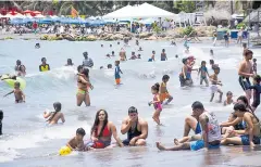  ?? CÉSAR BOLÍVAR ?? Así lucían ayer las playas de Pradomar, a pesar de la restricció­n.