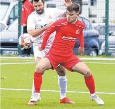  ?? FOTO: JOSEF KOPF ?? Mittelfeld­spieler Luca Spöri (in Rot) und der FC Wangen erwarten mit dem TSV Heimenkirc­h eine äußerst defensivst­arke Mannschaft.