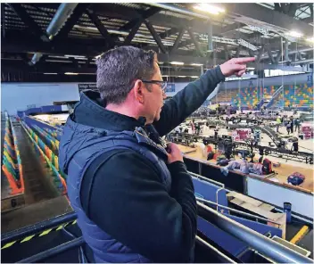  ?? FOTO: NORBERT PRÜMEN ?? Aufbau für „Holiday on Ice“in der Grefrather Eishalle: Peter Koschmiede­r, von allen nur Kuschel genannt, dirigiert annähernd 50 Roadies.