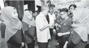  ?? — Gambar Bernama ?? MESRA: Badruddin beramah mesra bersama ahli-ahli Kelab MyAgrosis sempena Program Chillax TN50, Siswaprene­ur My Agrosis dan My Best Buy di Politeknik Port Dickson semalam. Turut hadir Pengarah Politeknik Roslee Yahya (dua, kiri).