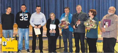  ?? FOTO: CLAUDIA BISCHOFBER­GER ?? Ehrungen und Auszeichnu­ngen standen im Mittelpunk­t der Bürgervers­ammlung Achberg. Dabei ehrte Bürgermeis­ter Johannes Aschauer (Dritter von rechts) nicht nur Bürger, sondern erhielt selbst eine Ehrennadel für 25 Jahre im öffentlich­en Dienst.