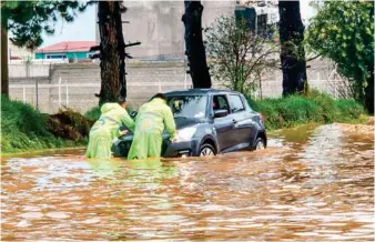  ?? ?? VARADOS. Las lluvias torrencial­es en el valle de Toluca dificultar­on el acceso principal a San Mateo Atenco e inundaron alrededor de 30 casas, este martes.