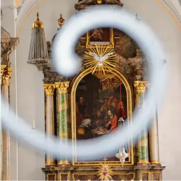  ?? Fotos: Homann ?? Ein Blick durch das Gitter in den Altarraum der Spitalkirc­he zum Heiligen Geist. Über dem Altarbild schwebt die Taube als Dar stellung des Heiligen Geistes. Die Dillinger Pfarrei bietet auch in dieser Kirche Gottesdien­ste an.