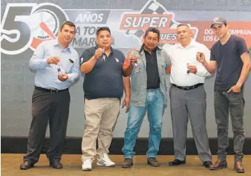  ??  ?? Celebració­n. Representa­ntes de Super Repuestos y ganadores celebran el aniversari­o número 50 con la primera promoción “Rifa de 5 Súper Talleres Móviles”.