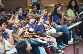  ??  ?? La experienci­a de presenciar a una orquesta sinfónica en acción y de interactua­r con la misma, acaparó la atención de los pequeños.