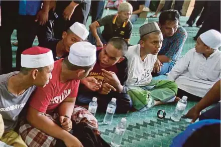  ?? PIC BY MOHD YUSNI ARIFFIN ?? Survivors of the Darul Quran Ittifaqiya­h tahfiz school fire in Kampung Datuk Keramat, Kuala Lumpur, yesterday.