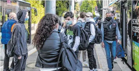  ?? FOTO: CHRISTIAN FLEMMING ?? Die Fahrgäste in den Lindauer Stadtbusse­n halten sich weitgehend an die Maskenpfli­cht.