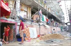  ?? HONG MENEA ?? A exterior view of ‘Building F’, where many remaining Borei Keila land disputants are squatting.