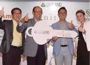  ?? PIC BY HAIRUL ANUAR RAHIM ?? United Malayan Land Bhd chairman Tun Musa Hitam (second from left) with Suasana Iskandar house buyer Keisuke Kido (second from right) at the handing-over of keys in Johor Baru yesterday.