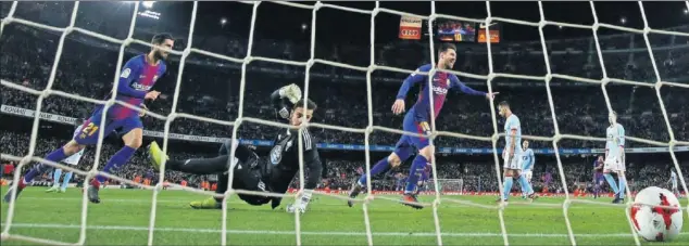  ??  ?? DOS MINUTOS. Fue el tiempo que necesitó Leo Messi (del 13 al 15 de partido) para decidir la eliminator­ia de Copa con sus dos goles. Luego, le regalaría el tercero a Alba.