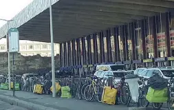  ??  ?? Pasti a domicilio I contenitor­i «parcheggia­ti» in attesa dei fattorini-ciclisti