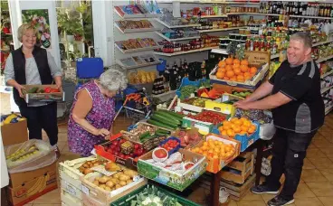  ?? ARCHIV-FOTO: INGO GLASE ?? Silke John (links) und Steffen John in ihrem Laden in Andisleben – neben Lebensmitt­eln und Dekoration­sbedarf bieten sie in einem Nebenraum Blumen und Pflanzen an.