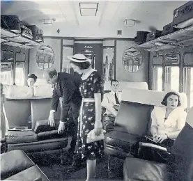  ??  ?? Postal. Gente de clase media en el tren, a fines de la década del 30.