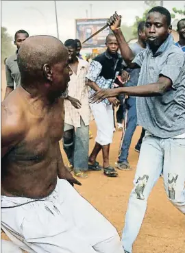  ?? JEROME DELAY / AP ?? Un cristiano ataca a un miembro de Seleka en diciembre del 2013