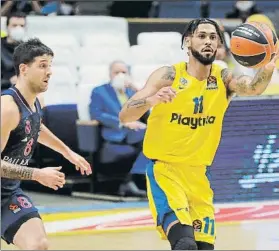  ?? FOTO: EFE ?? Tyler Dorsey, del Maccabi, defendido por Nico Laprovitto­la