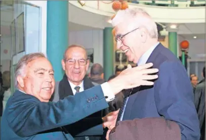  ?? ?? Pedro Ferrándiz y Lorenzo Alocén, con Lluís Cortés detrás, en el Foro Ferrándiz-AS del año 2003.