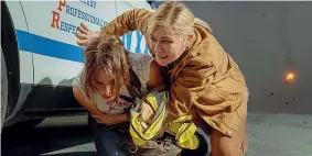  ?? ?? Protezione Kirsten Dunst (41 anni, a destra) ripara Cailee Spaeny (25) in una scena di «Civil War» di Alex Garland: il film è in questi giorni in testa al box office Usa