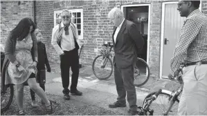  ?? RUI VIEIRA/POOL/AFP ?? AJAK NGOBROL: PM Inggris Boris Johnson (dua dari kanan) bertemu dengan warga lokal di daerah Beeston, Inggris, kemarin (28/7). Johnson memerintah siapa saja yang tiba di Inggris dari Spanyol harus menjalani karantina mandiri lebih dulu.