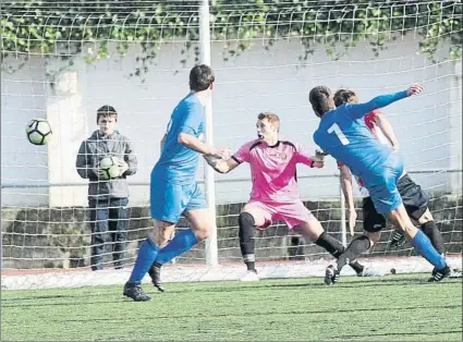  ?? FOTO: UNCITI ?? Único gol del partido Jon Rodríguez golpea con fuerza el esférico para batir a Iker Sánchez, portero del Pasaia, el sábado en Altamira