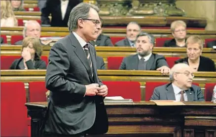  ?? MAITE CRUZ ?? Artur Mas, con gesto serio, se dispone a salir del hemiciclo del Parlament en el pleno de ayer