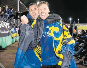  ?? FOTO: THOMAS WIECK/IMAGO IMAGES ?? Die Fans im Völklinger Stadion werden fehlen, der 1. FC Saarbrücke­n (li. Nino Miotke, re. Christophe­r Schorch) will seine wundersame Reise durch den DFB-Pokal auch ohne Unterstütz­ung von außen fortsetzen.