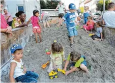  ?? Fotos: Peter Meier ?? Wer für das andere sportliche Angebot noch zu klein ist, tummelte sich im riesigen Sandkasten.