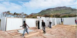  ?? PICTURE: BHEKI RADEBE ?? FOR FIRE VICTIMS: New temporary structures are erected at the informal settlement of Imizamo Yethu.