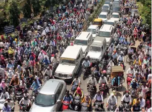  ?? — PTI ?? Traffic snarl at a road in Varanasi due to the BHU entrance exams on Friday.