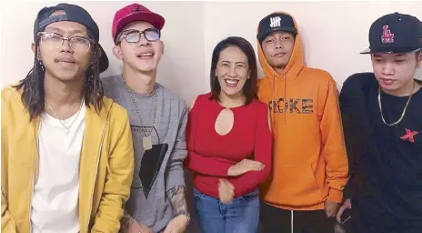  ??  ?? Ai-Ai delas Alas with four of the 13 members of Ex-Battalion (from left): Archie dela Cruz (Flow-G), Mark Maglasang (BOSXCINE), Daryl Ruiz (SKusta Clee) and Rhenn Mangabang (Emcee Rhenn)