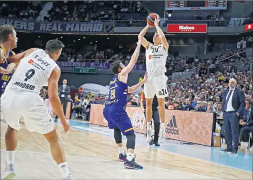  ??  ?? MARCADO. Carroll estuvo muy vigilado y solo sumó un triple, pero añadió tres canastas sin fallo y forzó cinco faltas para anotar seis tiros libres.