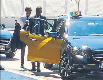  ?? FOTO: TWITTER GERARD ROMERO ?? Jorge Mendes, en segundo plano en la fotografía, sube a un taxi de Barcelona junto a un ayudante ayer a mediodía