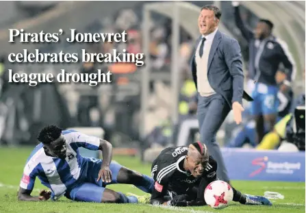  ?? PICTURE: BACKPAGE P ?? MOMENT OF MADNESS: Tendai Ndoro of Orlando Pirates is tackled by Brian Onyango of Maritzburg United and Kjell Jonevret, the Bucs coach, reacts during their Absa Premiershi­p match at the Orlando Stadium on Tuesday. Onyango was sent off for the clumsy...