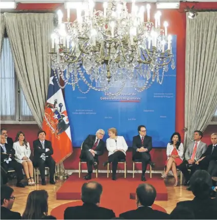  ??  ?? La ceremonia en la que, el 29 de diciembre de 2016, la entonces Presidenta Bachelet promulgó la ley que instaura la elección de gobernador­es regionales.