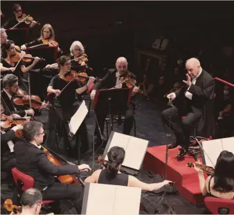  ?? ?? Pianista e direttore. Daniel Barenboim dirige seduto l’orchestra del Teatro alla Scala
BRESCIA E AMISANO ©TEATRO ALLA SCALA