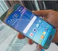  ??  ?? IMPRESSIVE: The Galaxy S6 Edge impressed with a screen that curves implausibl­y down both sides.