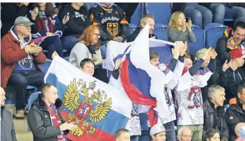  ?? FOTOS (3): SAMLA ?? Die Fans der russischen Mannschaft waren sehr zahlreich zum Deutschlan­d-Cup gekommen und sorgten auf den Rängen für eine tolle Stimmung.