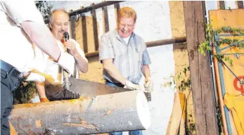  ?? ARCHIVFOTO: LIESEGANG ?? Hier legt Trochtelfi­ngens Ortsvorste­her Ralf Kaske bei den Holzsägern noch kräftig mit Hand an. Im kommenden Jahr will er kürzer treten.