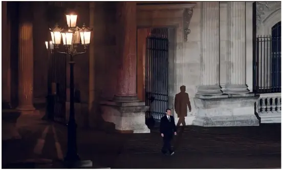  ?? (Photo AFP) ?? Emmanuel Macron devient le plus jeune président de la République. Cela valait bien un cérémonial savamment orchestré à son arrivée au Louvre...